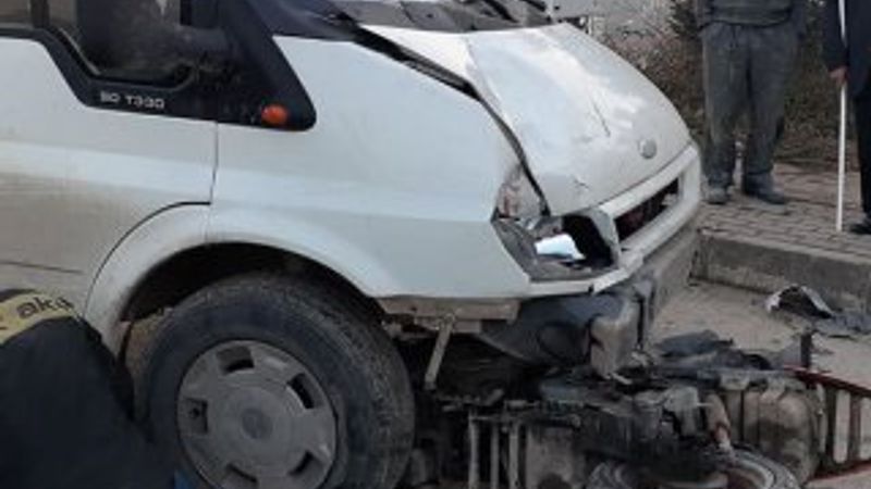 Ordu'da motosikletli kamyonetin altına girdi