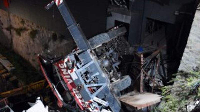 Muğla'da dengesini kaybeden vinç sepeti 60 metreden düştü