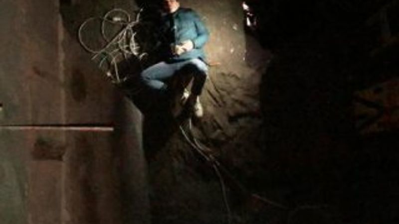 Alkollü şahıstan kaçan çocuk merdiven boşluğuna düştü