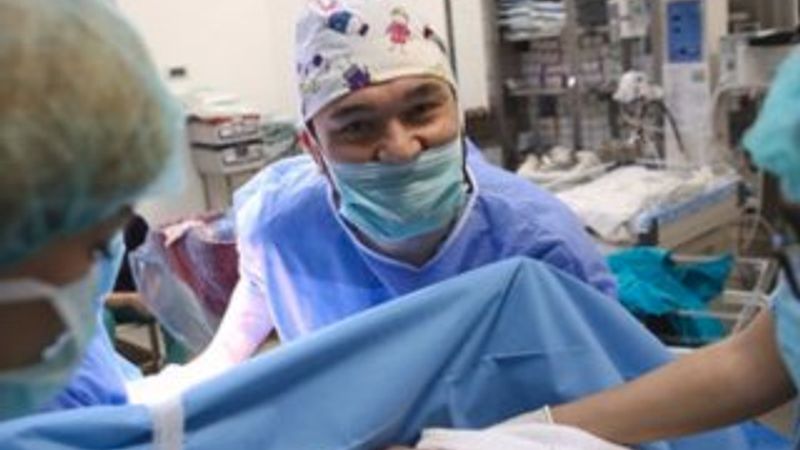 50 yaşındaki doktorun üçüzleri oldu