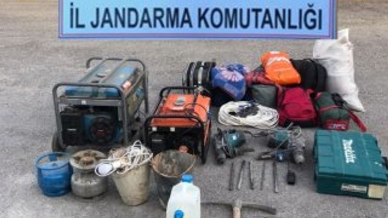 Konya'da kaçak kazı yaparken jandarmaya yakalandılar