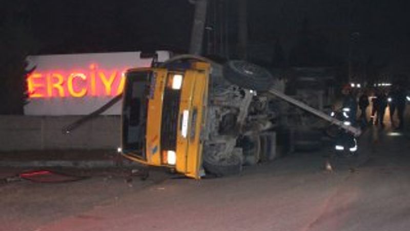 Düzce'de kamyon elektrik direğine çarptı