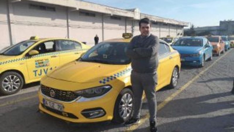 Taksisinde unutulan parayı yolcuya geri götürdü