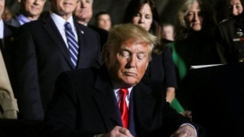 Trump, Türkiye'ye yaptırımları içeren savunma bütçesini onayladı