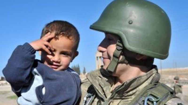 Mehmetçik Resulayn'da çocukları sevindiriyor