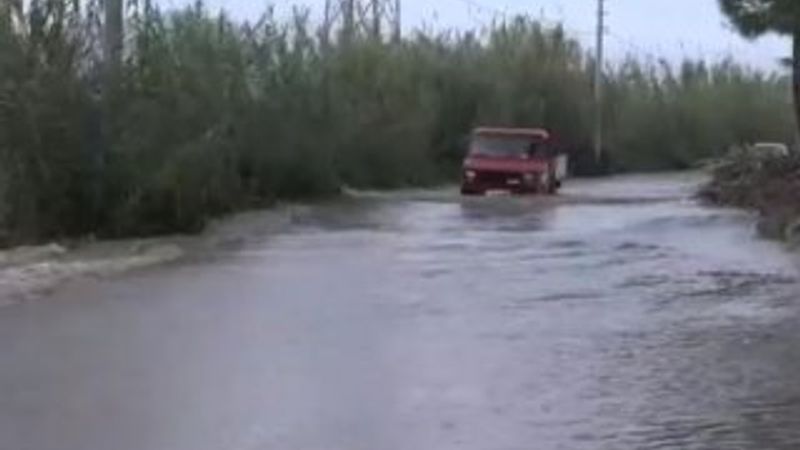 Antalya’da taşan dere yolu kapattı