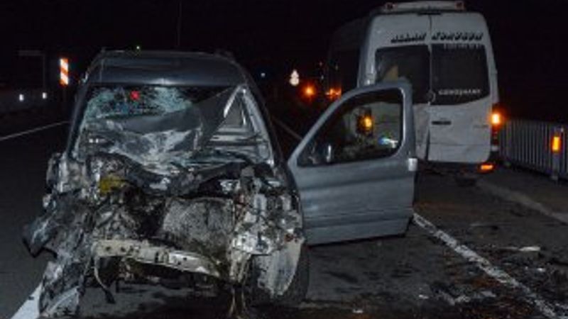 Gümüşhane'de hafif ticari araç ile minibüs çarpıştı