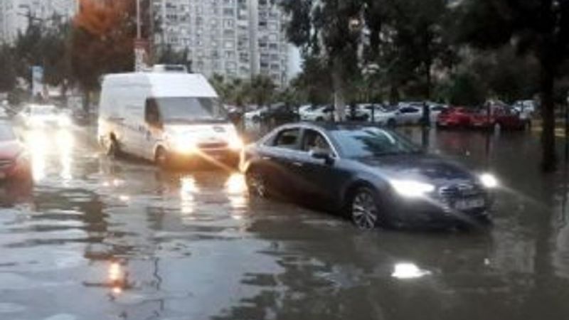 İzmir'de sel baskını ve su kesintisi