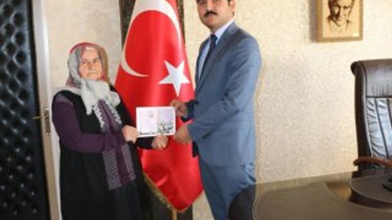 Okuma yazmayı geç yaşta öğrendi, kitap çıkardı