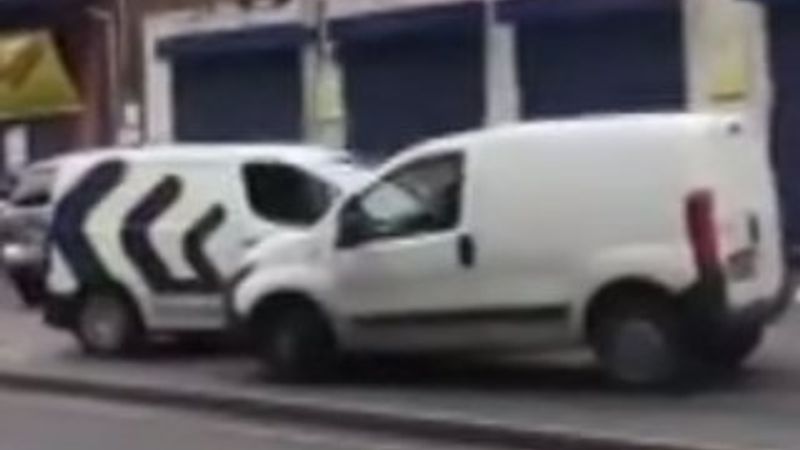 Öfkeli sürücü sinirini aracıyla çıkardı