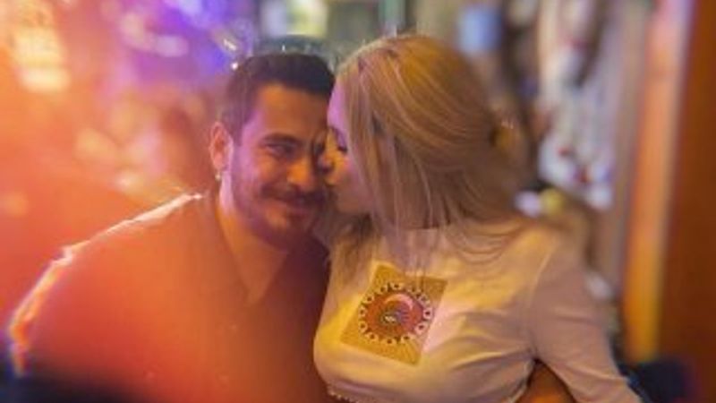 Hayal Köseoğlu'ndan aşk pozu