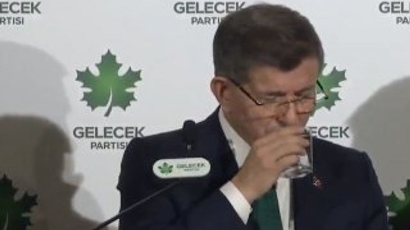 Ahmet Davutoğlu öksürmekten konuşamadı