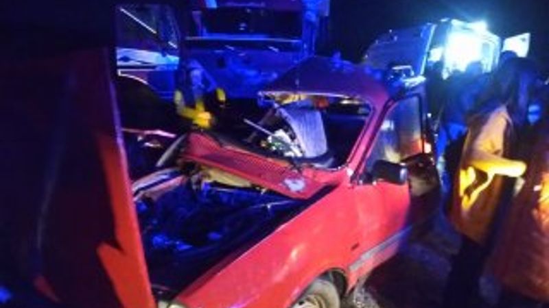 Çorum'da kamyon ile çarpışan otomobildeki 2 kişi öldü