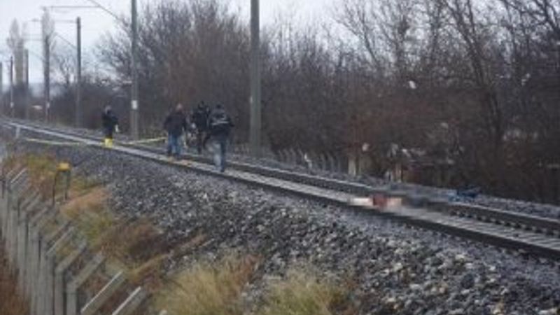 Raylarda ölü bulunan kadının üzerinen 10 yük treni geçti