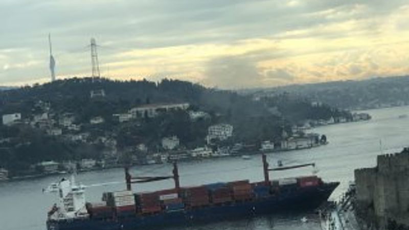 İstanbul Boğazı'nda gemi kıyıya çarptı