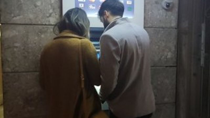 Dolandırıcılara para yatıracakken polis durdurdu