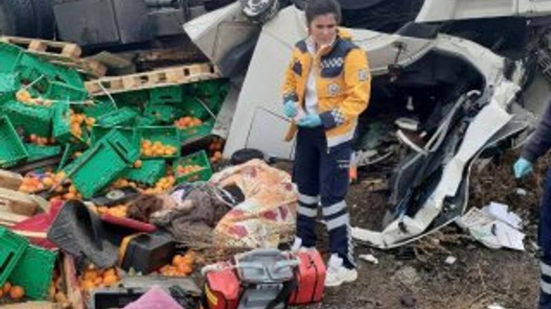 Sürücüsünün kontrolünü kaybettiği tır devrildi: 2 ölü