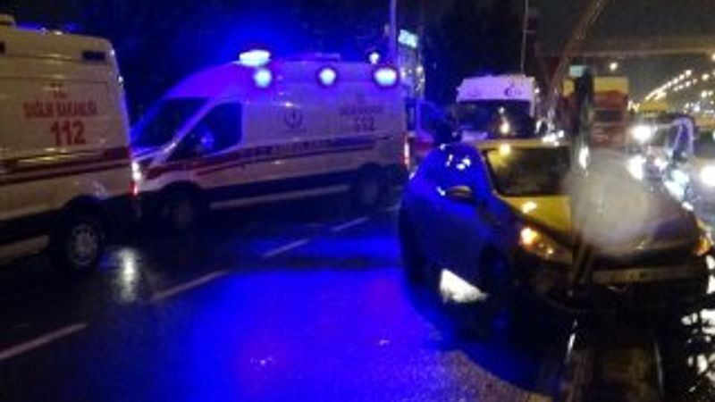 Diyarbakır'da otomobil refüje çarptı: 5 yaralı