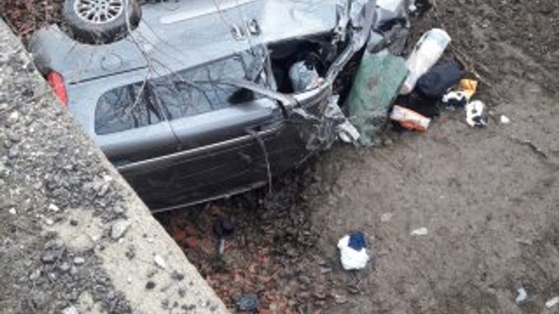 Kastamonu'da bir araç evin bahçesine uçtu:1 ölü 2 yaralı