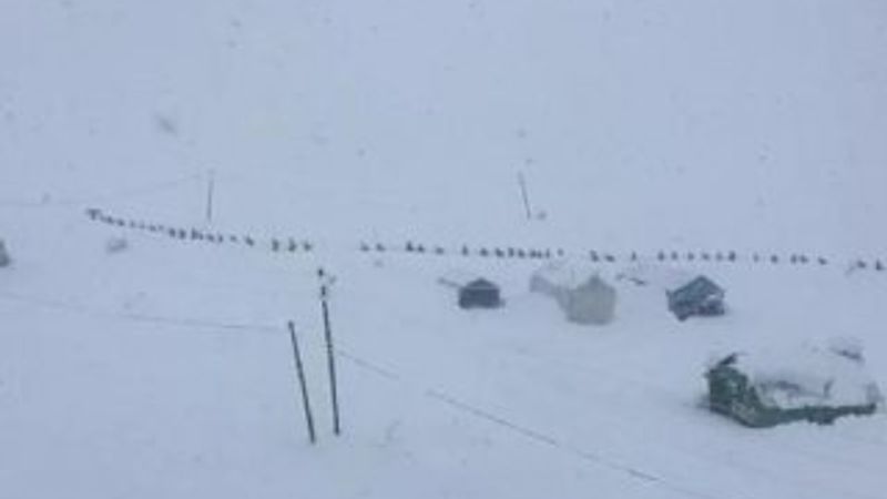Hakkari'de karlı okul yolu