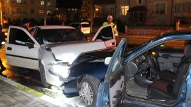 İki otomobil köprü çıkışında çarpıştı: 6 yaralı