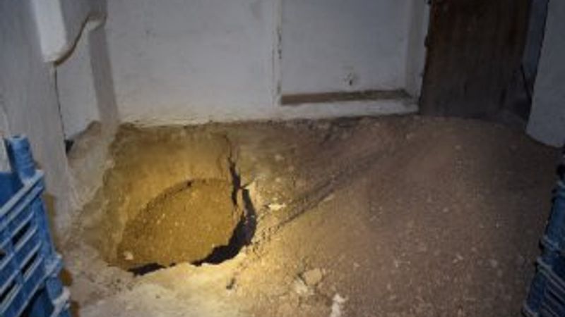Kiraladıkları evde define arayan şüpheliler kaçtı