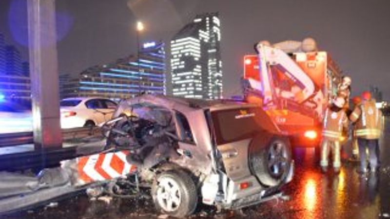 İstanbul'da cip yol kenarındaki bariyerlere saplandı