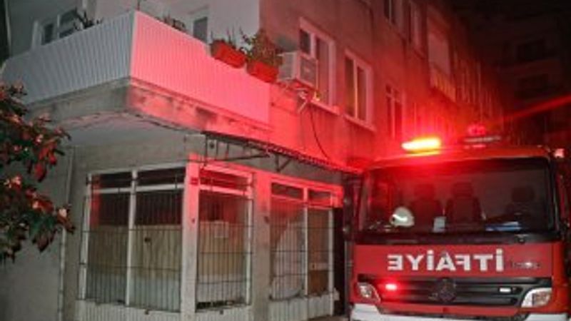 Kendini odaya kitleyip boğazını kesecekken polis kurtardı