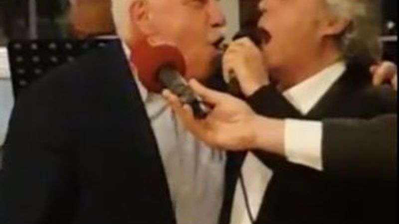 Doğu Perinçek şarkı söylemeye çalıştı