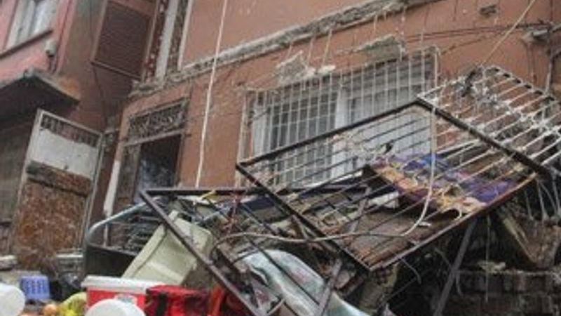 İkinci katta çöken balkondan yara almadan kurtuldu