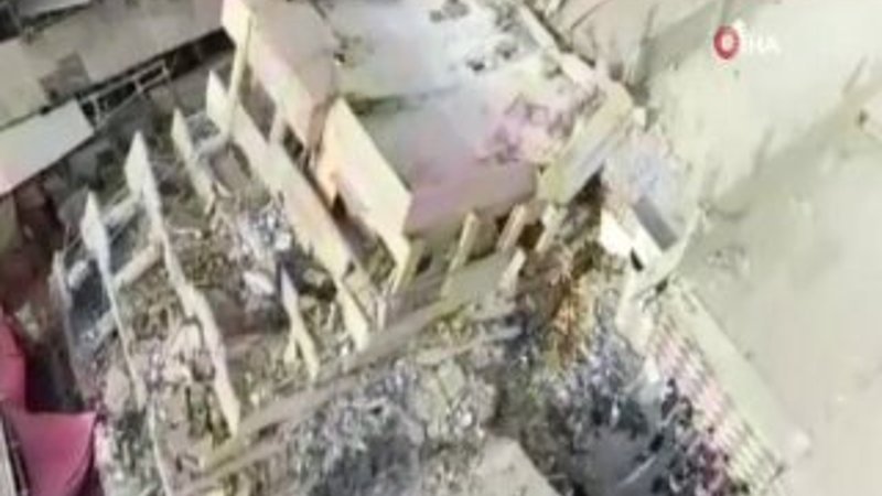 Pakistan'da 6 katlı bina çöktü