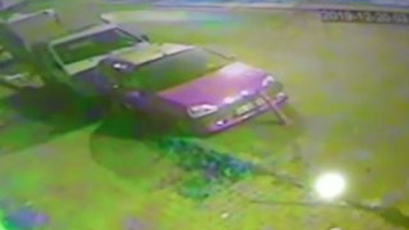 Otomobil kanala uçtu, vatandaş son anda kurtuldu