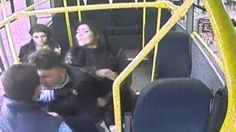 Kızını rahatsız eden şüpheliye anneden yumruk