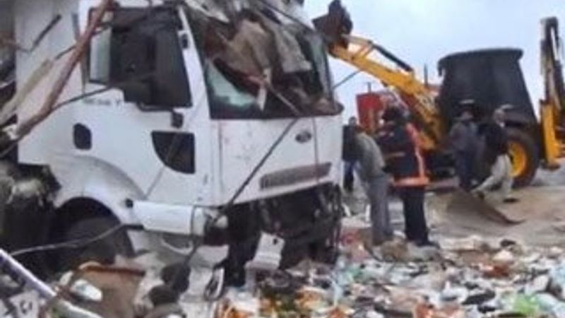 Şanlıurfa'da  tır markete daldı: 4 yaralı