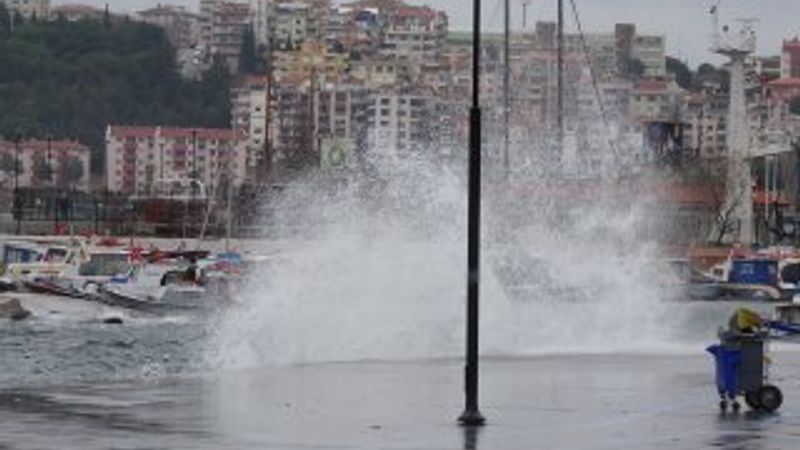 Çanakkale'de fırtına etkili oluyor