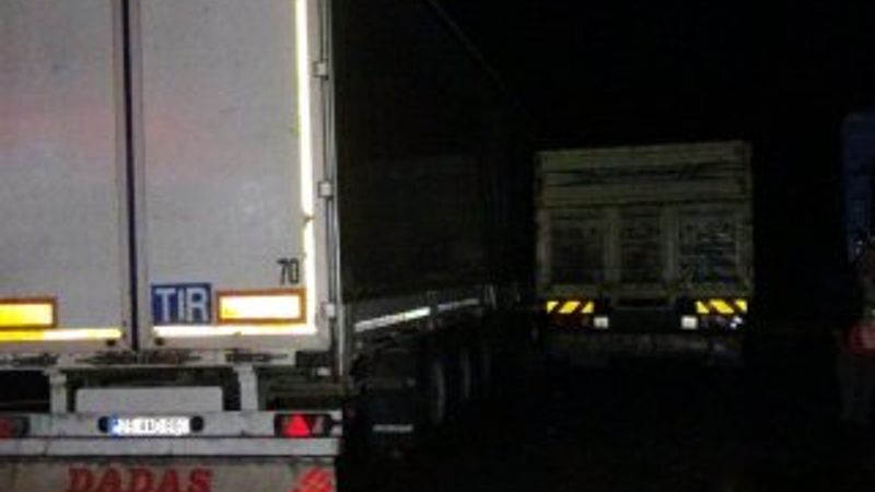 Antalya'da hortum, tırı kaldırdı