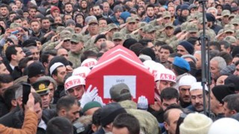 Erzurumlu şehidi binler uğurladı