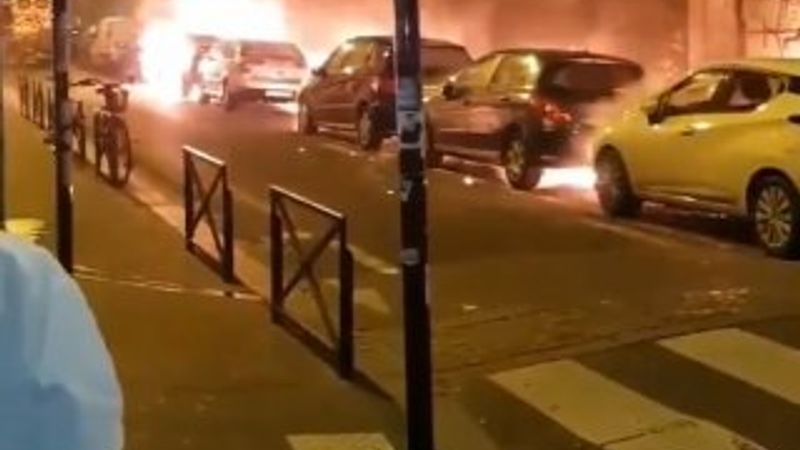 Paris'te yılbaşı gecesi arabaları kundakladılar