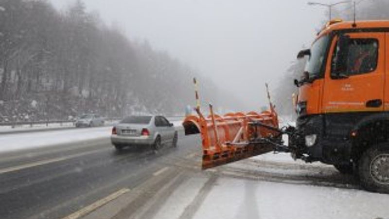 Bolu Dağı'nda yoğun kar trafiği etkiliyor