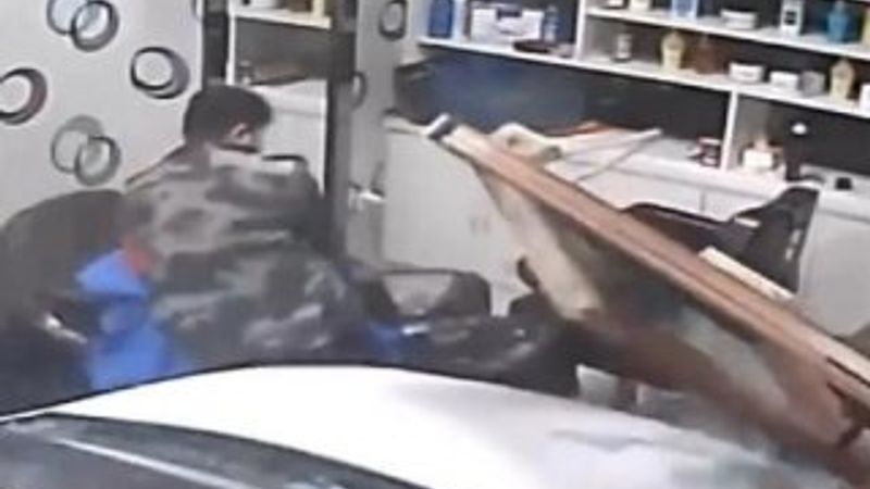 Çin'de fren yerine gaza basınca berber dükkanına daldı