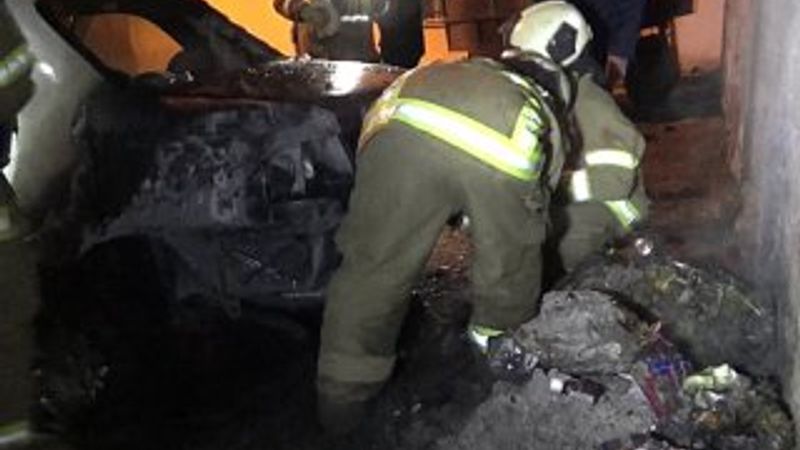 Balıkesir'de sokağa dökülen küller aracı yaktı