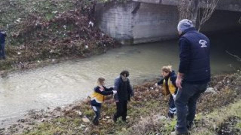Bursa'da köprüden dereye atlayan adam kurtarıldı