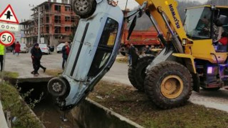Düzce'de bir araç su kanalına uçtu: 1'i bebek 3 yaralı
