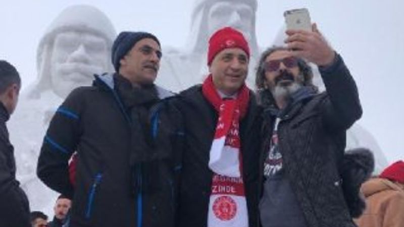 Şehit Mehmetçiklerin kardan heykellerine yoğun ilgi