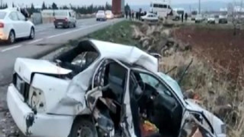 Şanlıurfa'da otomobil, yolcu minibüs ile çarpıştı