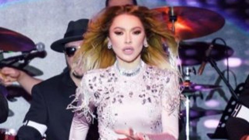 Hadise'nin yılbaşı kostümü olay oldu