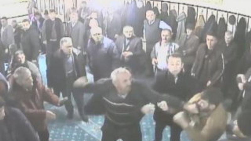 Cami içerisinde husumetlilerin kavgası