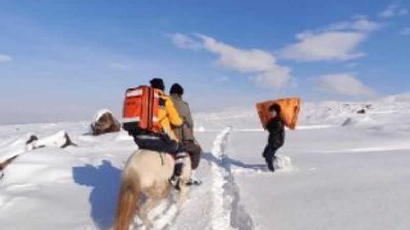 Sağlık ekipleri hastanın yanına at üzerinde gitti