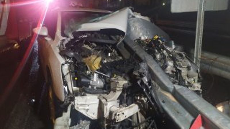 Bağcılar'da bir araç bariyerlere saplandı