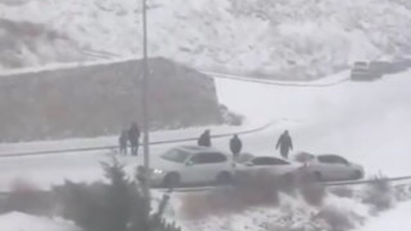 Ankara'ya kar yağdı, araçlar kaydı